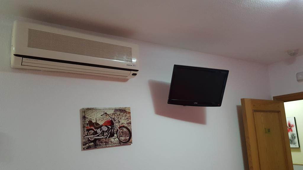 Hostal El Parque San Martin De La Vega Bagian luar foto