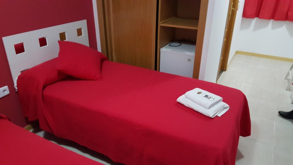 Hostal El Parque San Martin De La Vega Bagian luar foto