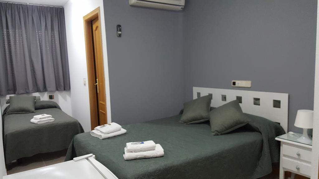 Hostal El Parque San Martin De La Vega Bagian luar foto