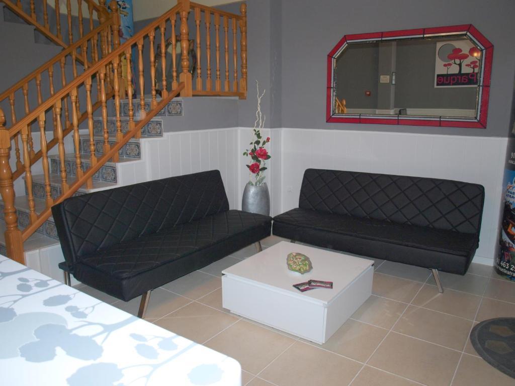 Hostal El Parque San Martin De La Vega Bagian luar foto
